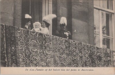 AMSTERDAM - De Kon. Familie op het balcon van het paleis te Amsterdam