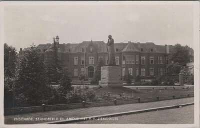 ENSCHEDE - Standbeeld Dr. Ariëns met R. K. Ziekenhuis