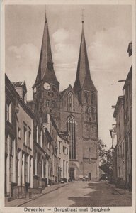 DEVENTER - Bergstraat en Kerk