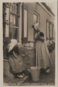 WALCHEREN - Kleederdracht (Zeeland). Water putten