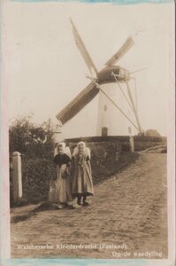 WALCHEREN - Kleederdracht (Zeeland) Op de wandeling