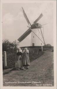 WALCHEREN - Kleederdracht (Zeeland) Op de wandeling
