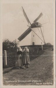 WALCHEREN - Kleederdracht (Zeeland). Op de wandeling