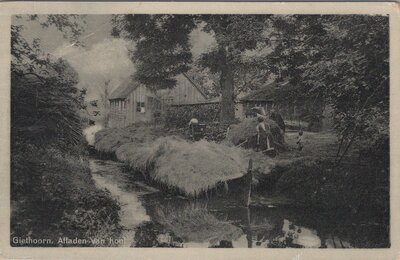 GIETHOORN - Afladen van hooi