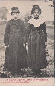 STAPHORST - Boer en Boerin in trouwcostuum