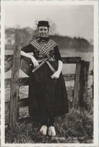 STAPHORST - Bij het hek