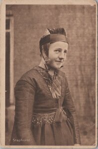 STAPHORST - Eet meer brood. Klederdracht