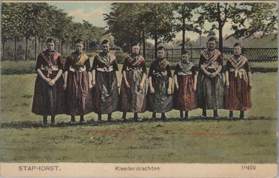 STAPHORST - Kleederdrachten