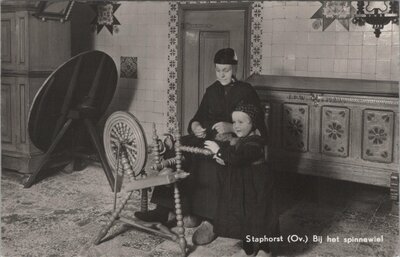 STAPHORST - Bij het spinnewiel