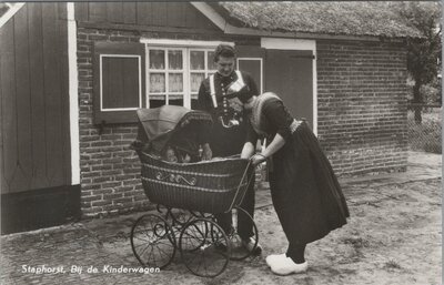 STAPHORST - Bij de kinderwagen