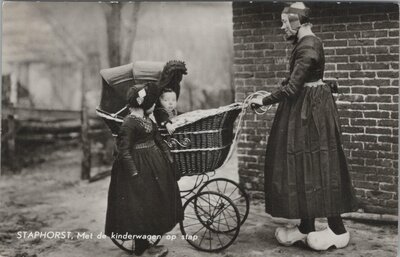 STAPHORST - Met de kinderwagen op stap