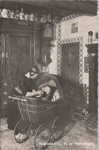STAPHORST - Bij de kinderwagen