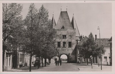 KAMPEN - Koornmarkt met Koornmarktspoort