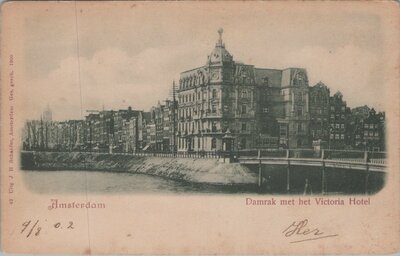 AMSTERDAM - Damrak met Victoria hotel