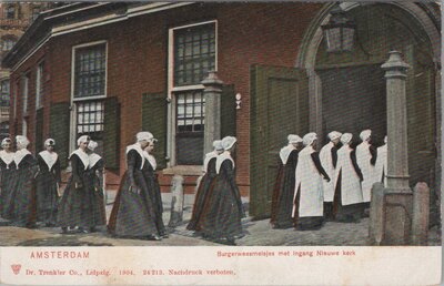 AMSTERDAM - Burgerweesmeisjes met ingang Nieuwe kerk