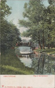 AMSTERDAM - Brug in het Vondelpark