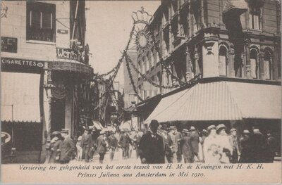 AMSTERDAM - Versiering ter gelegenheid van het eerste bezoek van H. M. de Koningin met H. K. H. Prinses Juliana aan Amsterdam in Mei 1910