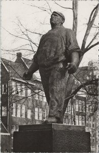AMSTERDAM - Verzetsmonument De Dokwerker aan het Jonas Daniël Meyerplain