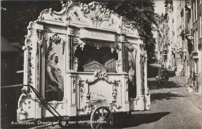 AMSTERDAM - Draaiorgel op een der grachten