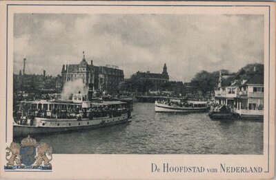 AMSTERDAM - Voor het Centraal Station