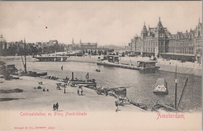AMSTERDAM - Centraalstation en Prins Hendrikkade