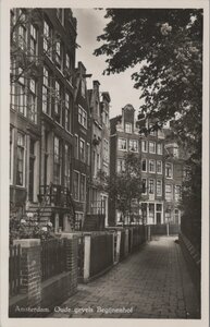 AMSTERDAM - Oude gevels Begijnenhof