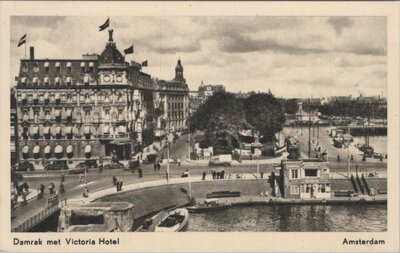 AMSTERDAM - Damrak met Victoria Hotel