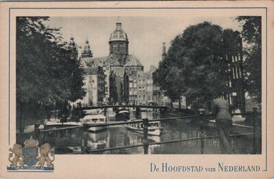 AMSTERDAM - Kolkje met gezicht op de St. Nicolaaskerk