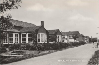ANDIJK - Pius X school met Doumastraat