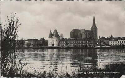 KAMPEN - Gezicht op Kampen met Koornmarktspoort