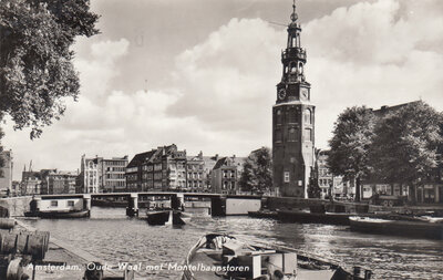 AMSTERDAM - Oude Waal met Montelbaanstoren
