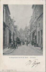 DEVENTER - De Engestraat met R. K. Kerk