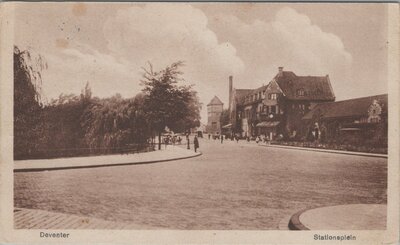 DEVENTER - Stationsplein
