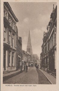 ALMELO - Groote straat met Kath. Kerk