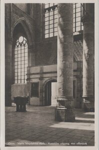 GOES - Maria Magdalena Kerk. Westelijke uitgang met offerblok