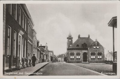 KRUININGEN - Dorpstraat met Gemeentehuis