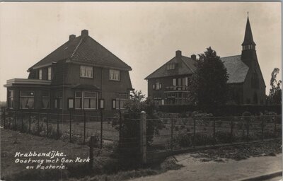 KRABBENDIJKE - Oostweg met Ger. Kerk en Pastorie
