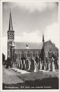 KWADENDAMME - R.K. Kerk met gedeelte Kerkhof