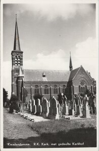 KWADENDAMME - R.K. Kerk met gedeelte Kerkhof