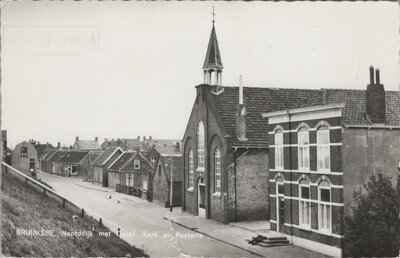 BRUINISSE - Noorddijk met Geref. Kerk en Pastorie
