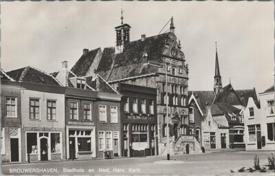 BROUWERSHAVEN - Stadhuis en Ned. Herv. Kerk