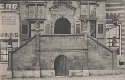 BROUWERSHAVEN - Trappenbordes en ingang van het Stadhuis te Brouwershaven