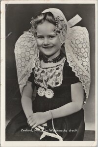 WALCHEREN - Meisje in Walchersche dracht
