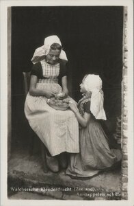 WALCHEREN - Kleederdracht (Zeeland). Aardappelen schillen