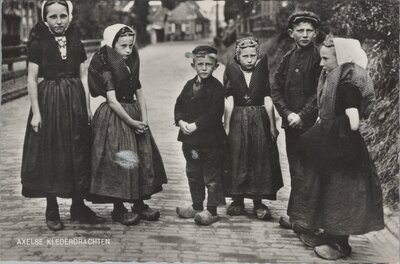 AXEL - Klederdrachten