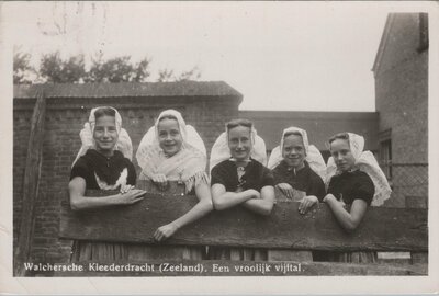 WALCHEREN - Kleederdracht (Zeeland) Een vroolijk vijftal