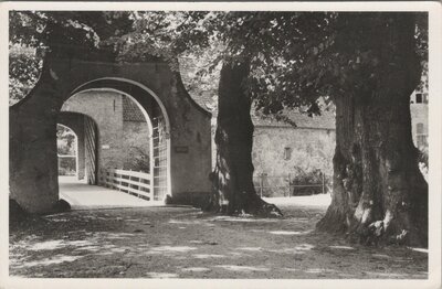 S HEERENBERG - Toegangspoorten en brug tot de voorburcht van het Huis Bergh