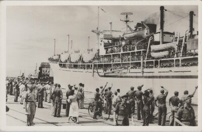 NEDERLANDS INDIE - S.S. Nelly Afscheid van Tandjong Priok bij 't vertrek naar Nederland