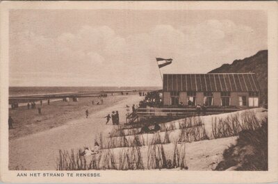 RENESSE - Aan het strand te Renesse