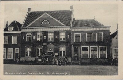 ST. MAARTENSDIJK - Gemeentehuis en Bewaarschool